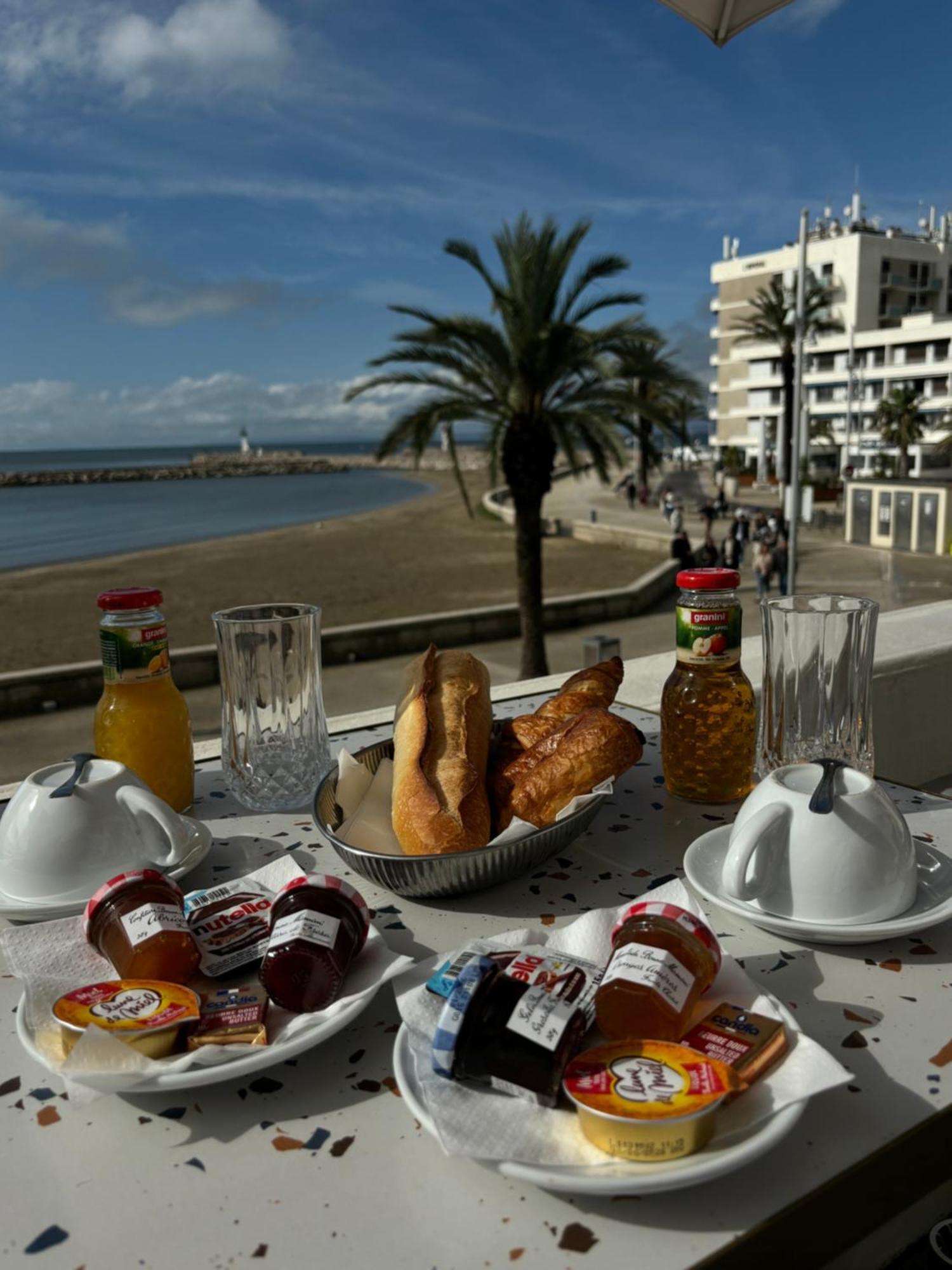 L'Hotel De La Plage Le Grau-du-Roi Esterno foto